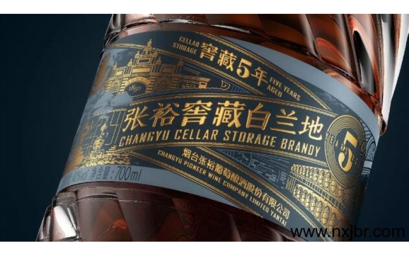 張?！僚嘶⑦@瓶白蘭地的包裝設計，帶人回味窖藏經(jīng)典！